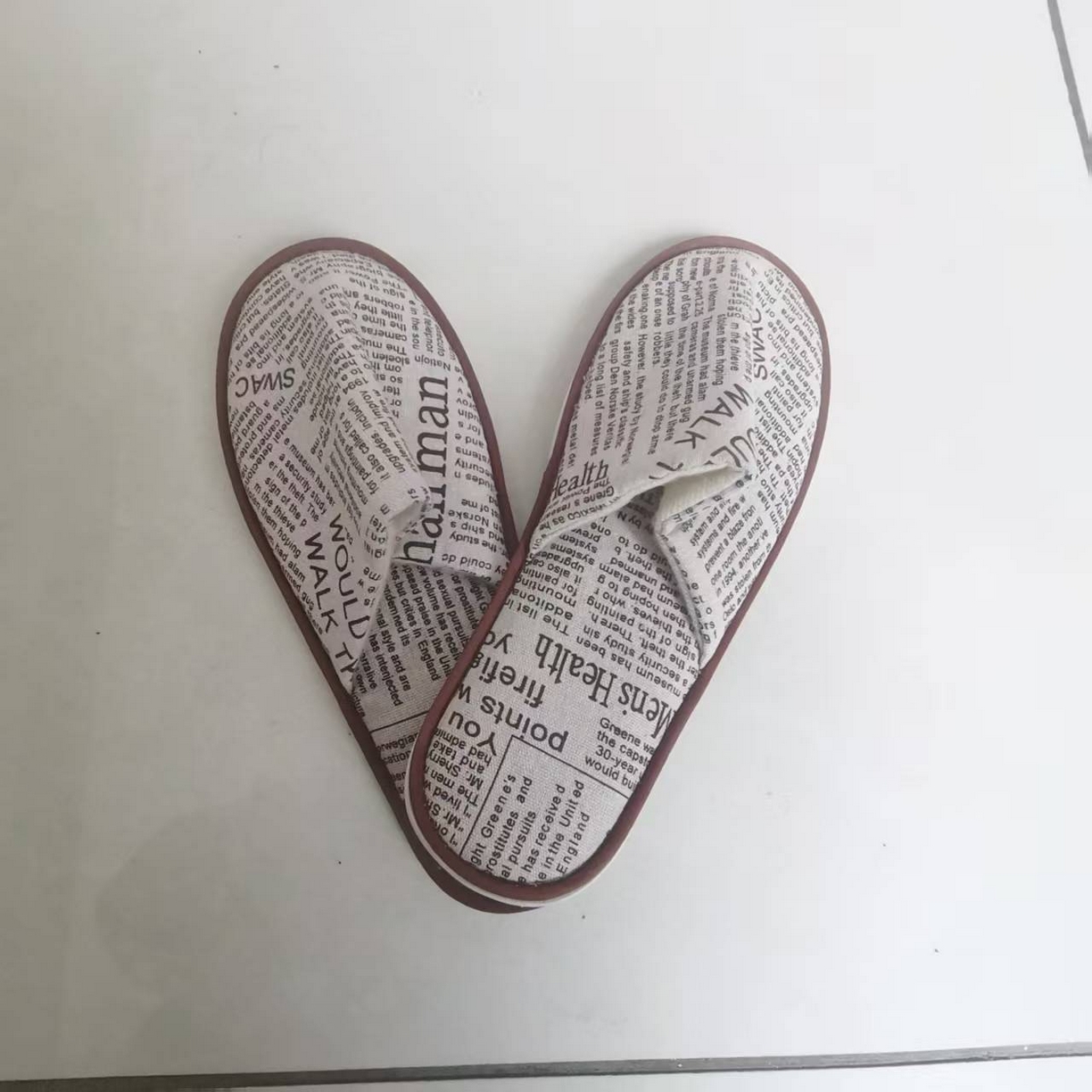 （總）安力森/誠臻酒店用品 2025新款酒店民宿專供  復(fù)古報(bào)紙風(fēng)防滑布藝拖鞋  客房居家待客軟底拖鞋