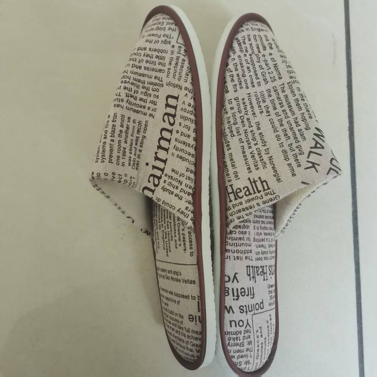 91家纺网 家纺一手货源 找家纺 （总）安力森/诚臻酒店用品 2025新款酒店民宿专供  复古报纸风防滑布艺拖鞋  客房居家待客软底拖鞋