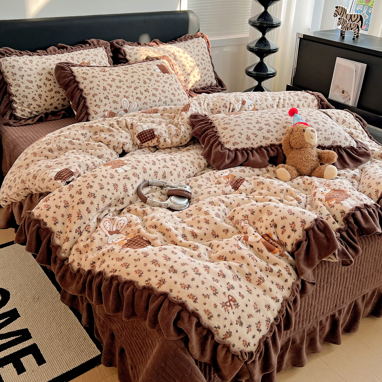 91家纺网 家纺一手货源 找家纺 （总）富米莱（原臻工厂） 2025新款热卖舒适大宽花边牛奶绒床盖床裙四件套