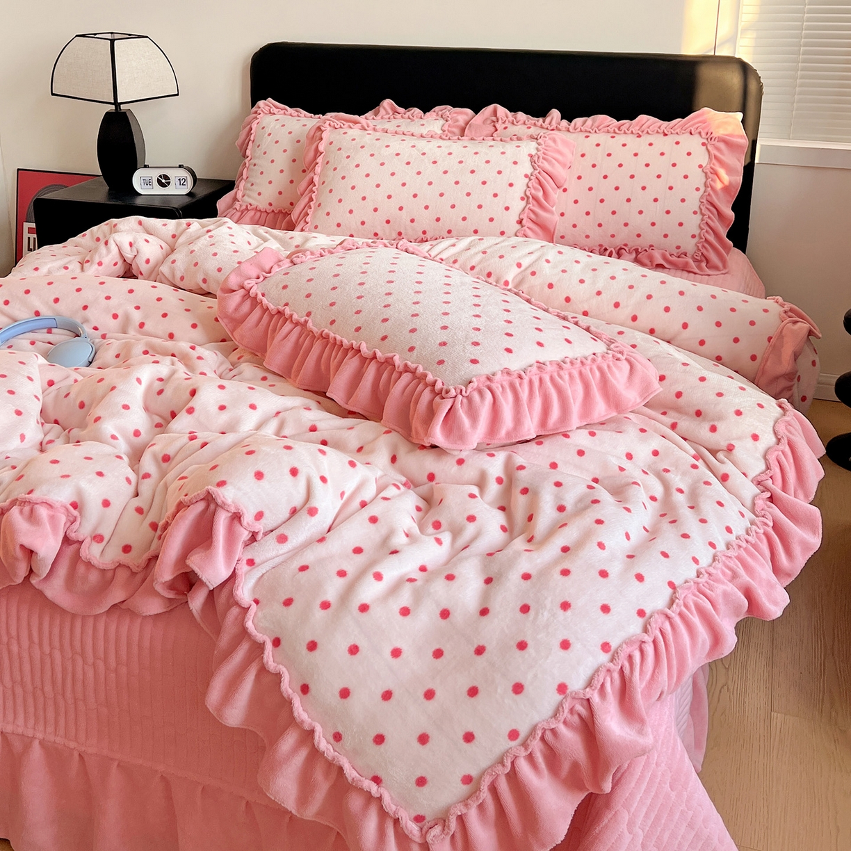 91家纺网 家纺一手货源 找家纺 富米莱（原臻工厂） 2025新款热卖舒适大宽花边牛奶绒床盖床裙四件套 爆款大花边-奶油粉点点