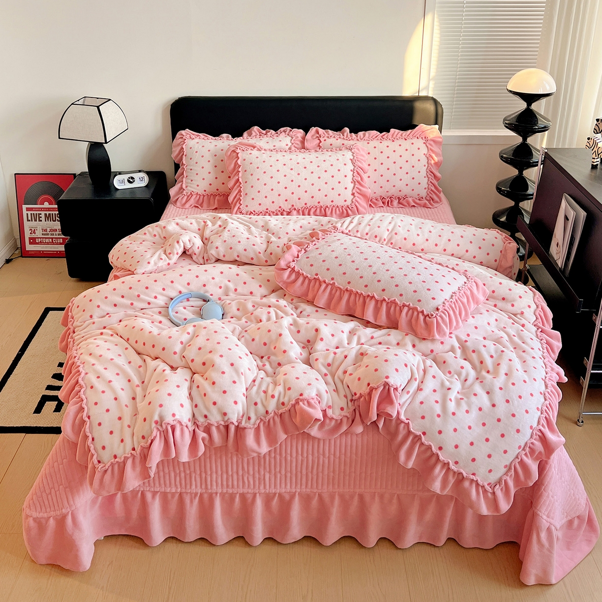 91家纺网 家纺一手货源 找家纺 富米莱（原臻工厂） 2025新款热卖舒适大宽花边牛奶绒床盖床裙四件套 爆款大花边-奶油粉点点