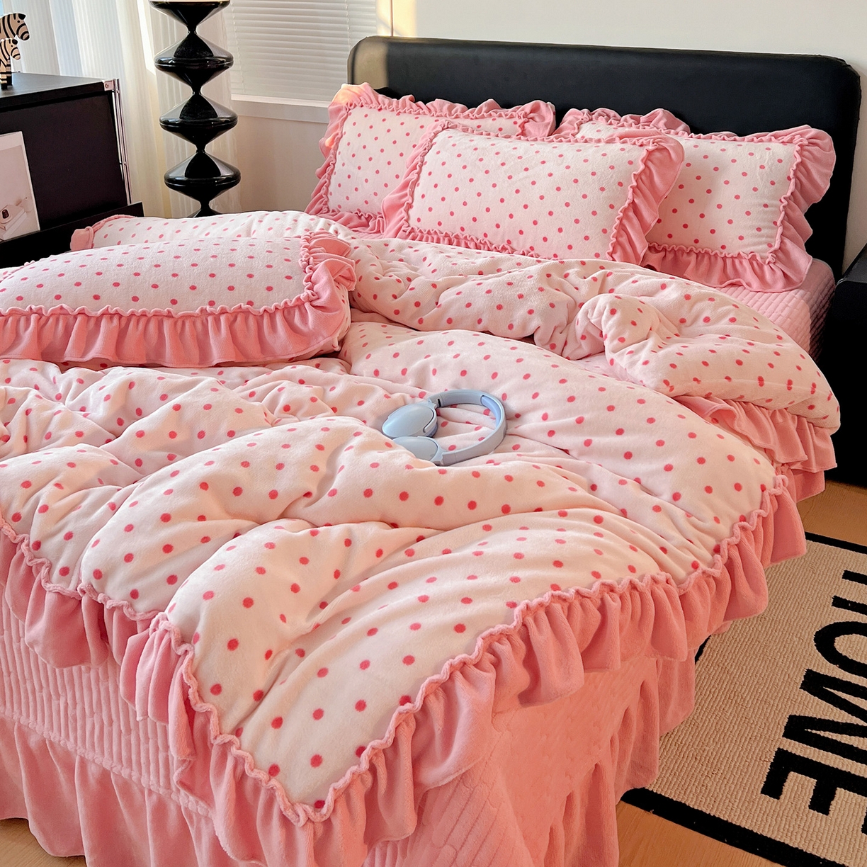 91家纺网 家纺一手货源 找家纺 富米莱（原臻工厂） 2025新款热卖舒适大宽花边牛奶绒床盖床裙四件套 爆款大花边-奶油粉点点