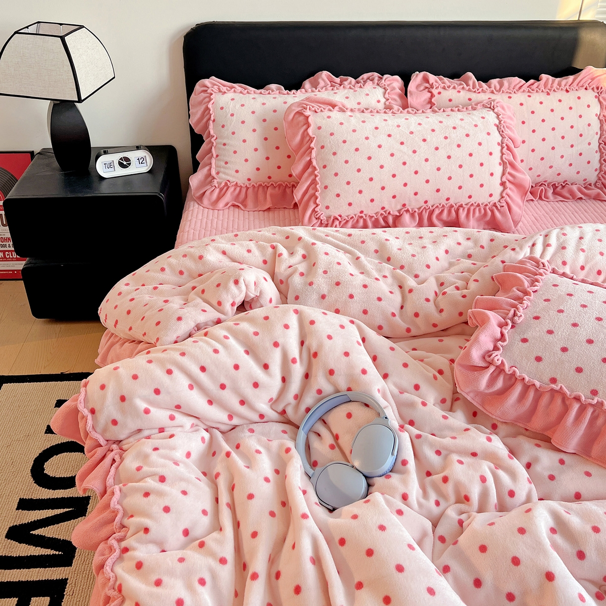 91家纺网 家纺一手货源 找家纺 富米莱（原臻工厂） 2025新款热卖舒适大宽花边牛奶绒床盖床裙四件套 爆款大花边-奶油粉点点