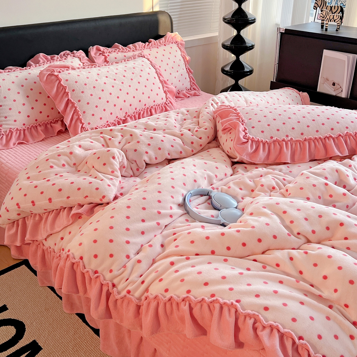 91家纺网 家纺一手货源 找家纺 富米莱（原臻工厂） 2025新款热卖舒适大宽花边牛奶绒床盖床裙四件套 爆款大花边-奶油粉点点