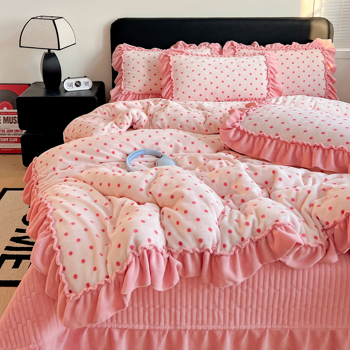 91家纺网 家纺一手货源 找家纺 富米莱（原臻工厂） 2025新款热卖舒适大宽花边牛奶绒床盖床裙四件套 爆款大花边-奶油粉点点