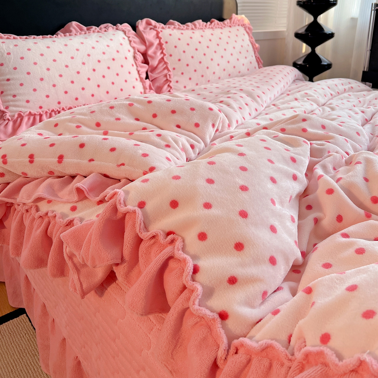 91家纺网 家纺一手货源 找家纺 富米莱（原臻工厂） 2025新款热卖舒适大宽花边牛奶绒床盖床裙四件套 爆款大花边-奶油粉点点