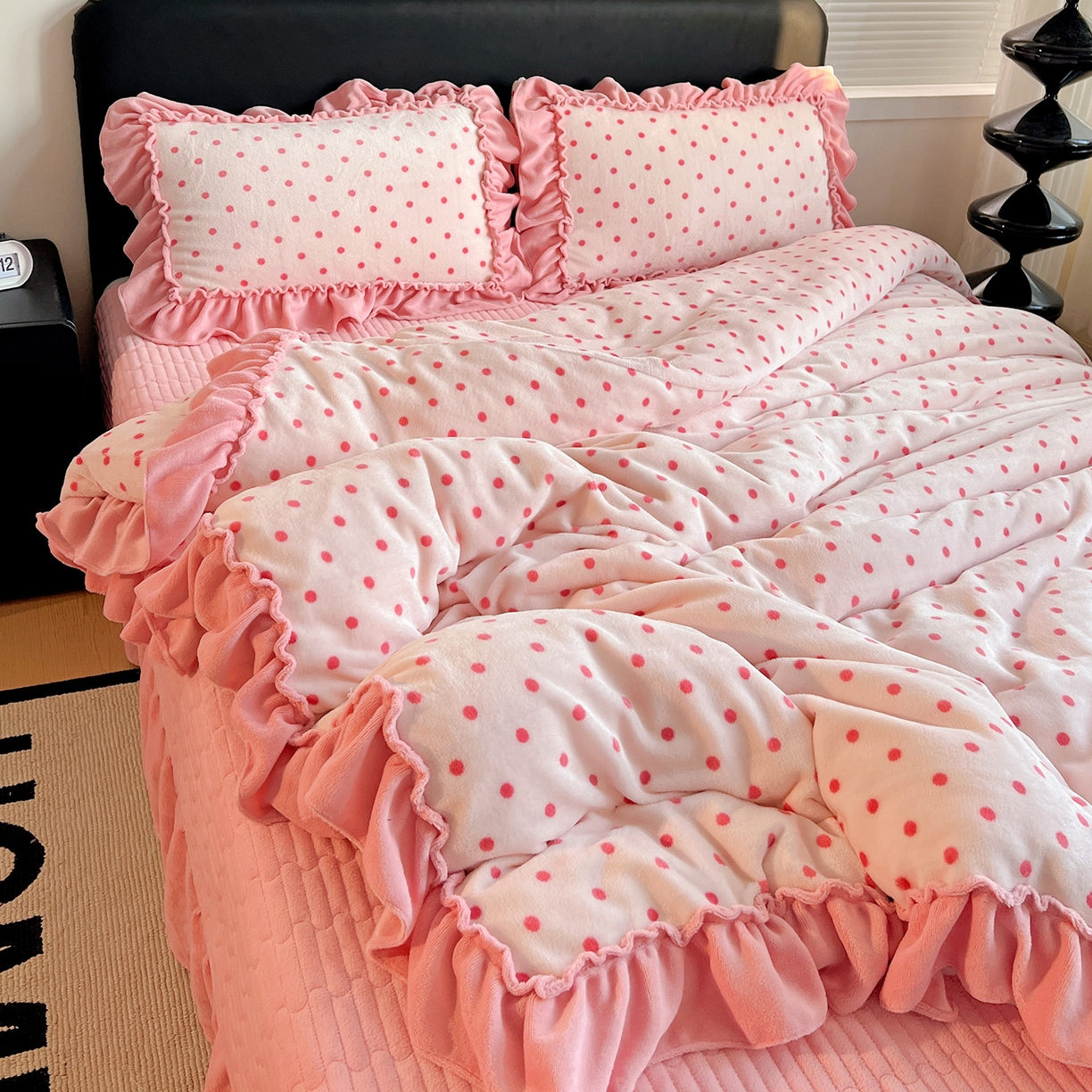 91家纺网 家纺一手货源 找家纺 富米莱（原臻工厂） 2025新款热卖舒适大宽花边牛奶绒床盖床裙四件套 爆款大花边-奶油粉点点