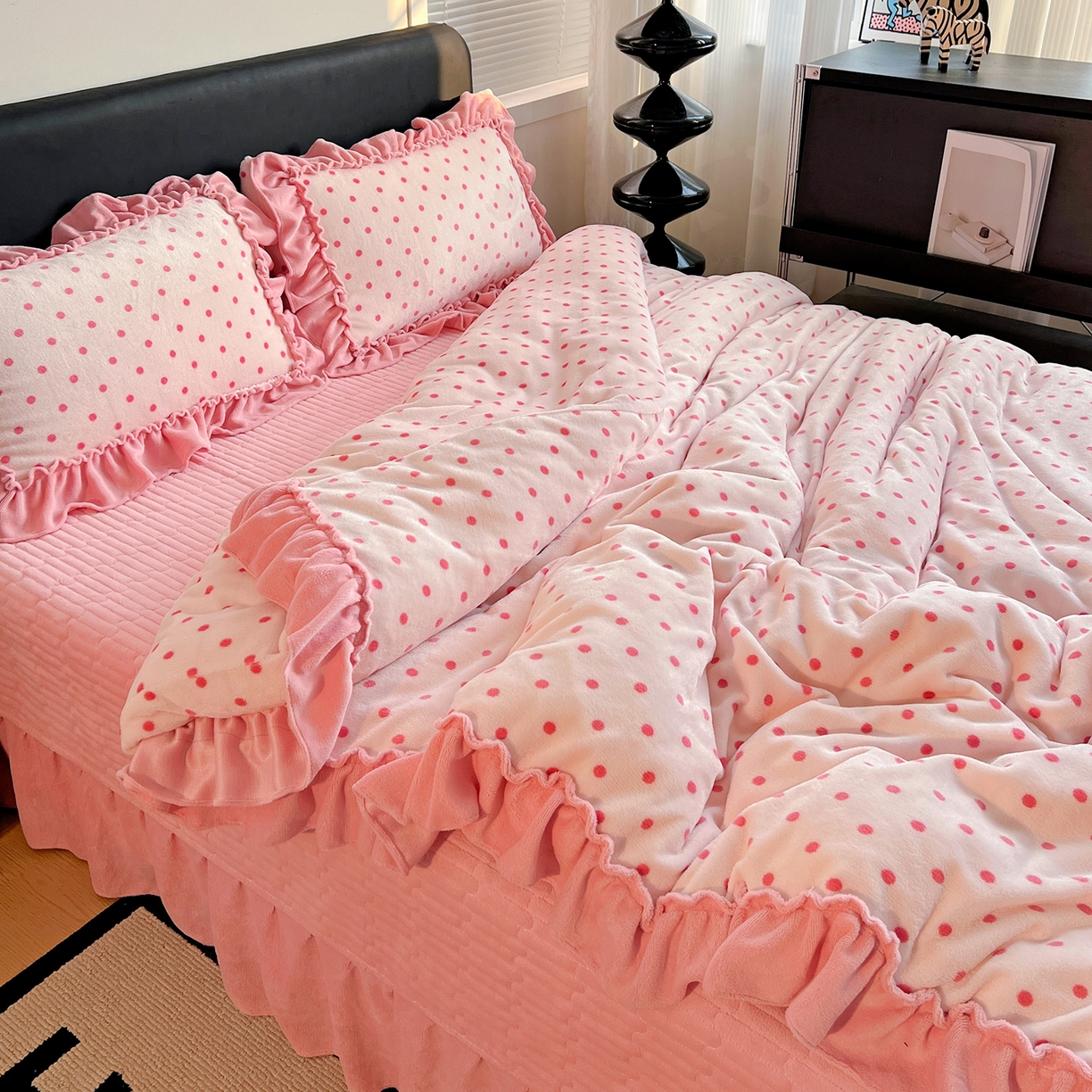 91家纺网 家纺一手货源 找家纺 富米莱（原臻工厂） 2025新款热卖舒适大宽花边牛奶绒床盖床裙四件套 爆款大花边-奶油粉点点