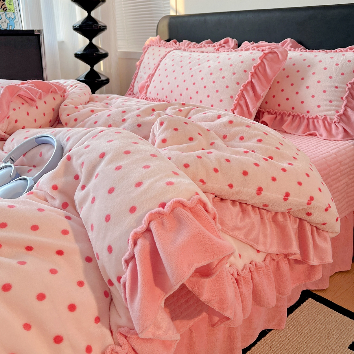 91家纺网 家纺一手货源 找家纺 富米莱（原臻工厂） 2025新款热卖舒适大宽花边牛奶绒床盖床裙四件套 爆款大花边-奶油粉点点