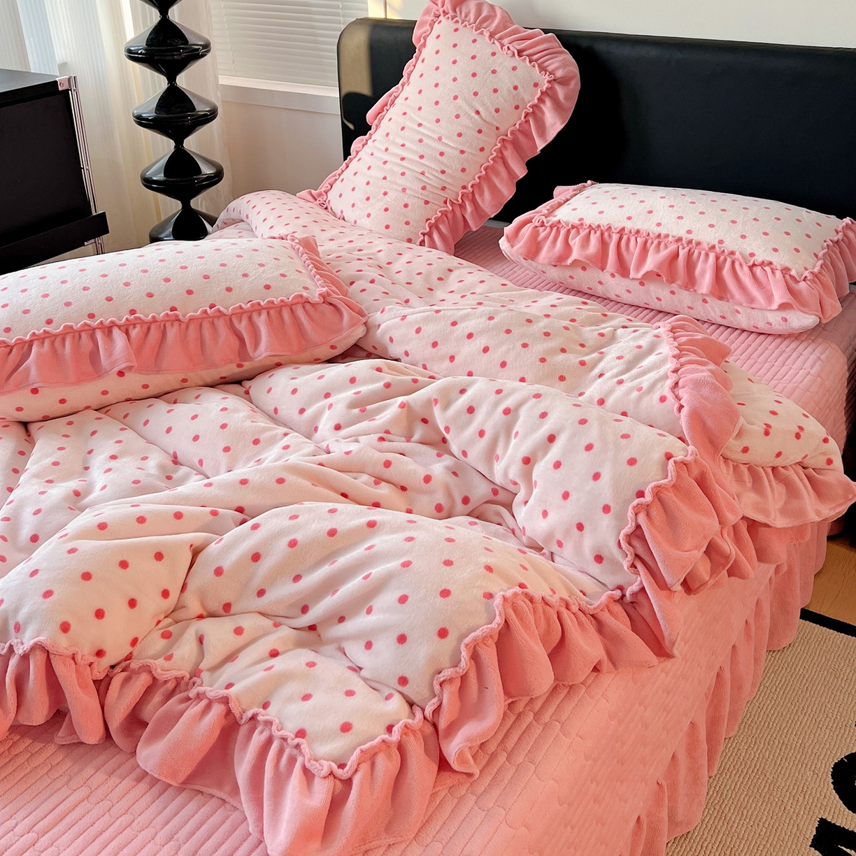 91家纺网 家纺一手货源 找家纺 富米莱（原臻工厂） 2025新款热卖舒适大宽花边牛奶绒床盖床裙四件套 爆款大花边-奶油粉点点