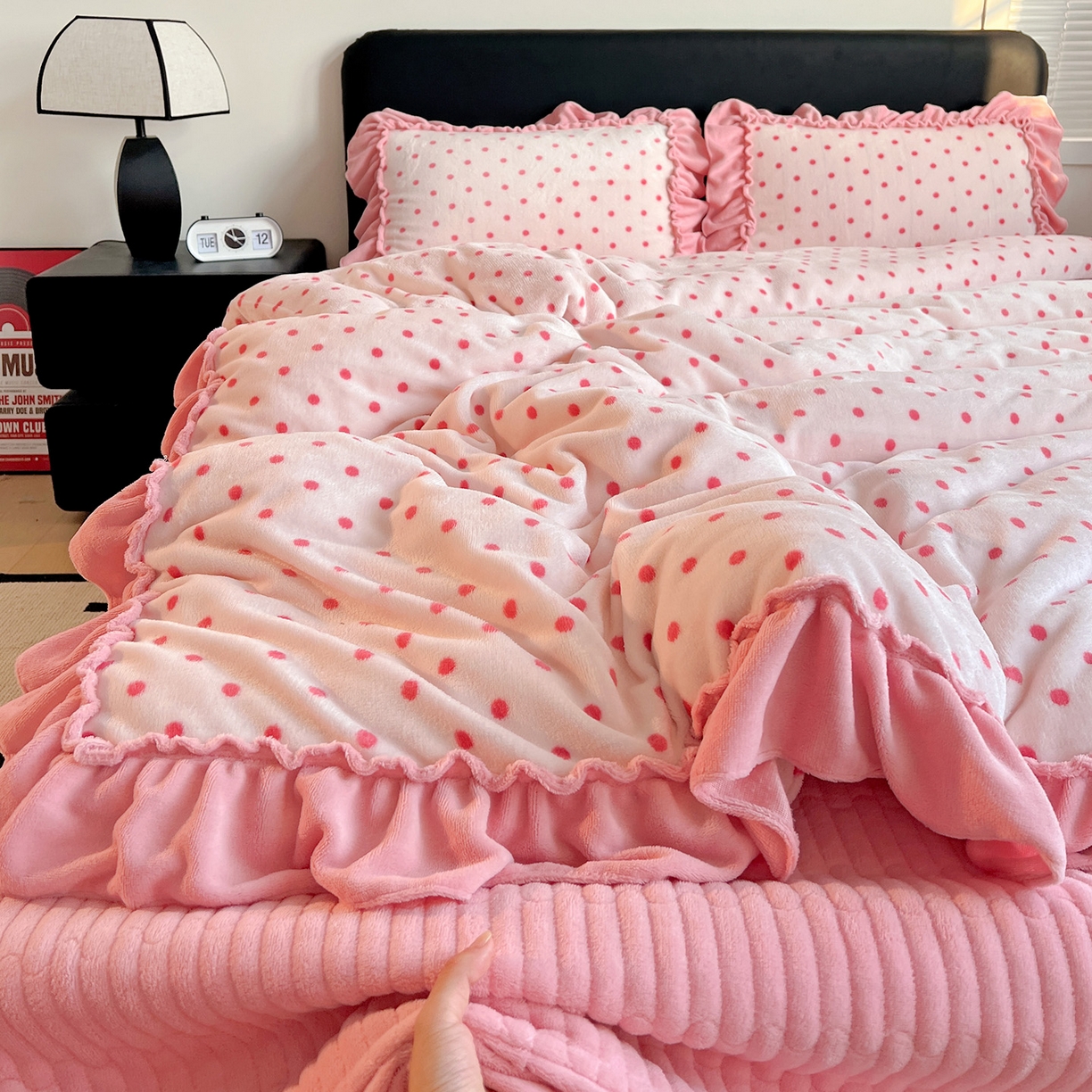 91家纺网 家纺一手货源 找家纺 富米莱（原臻工厂） 2025新款热卖舒适大宽花边牛奶绒床盖床裙四件套 爆款大花边-奶油粉点点