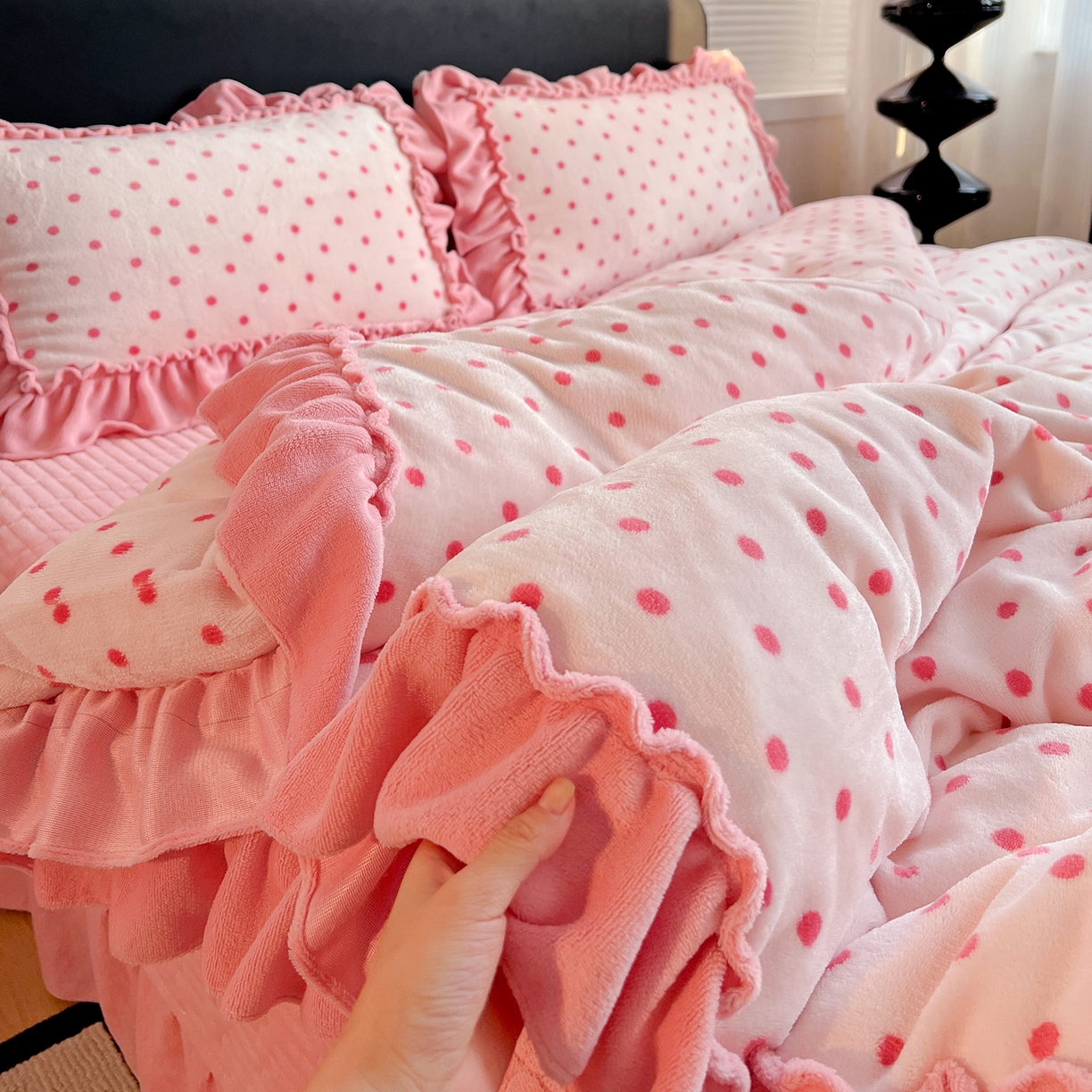 91家纺网 家纺一手货源 找家纺 富米莱（原臻工厂） 2025新款热卖舒适大宽花边牛奶绒床盖床裙四件套 爆款大花边-奶油粉点点