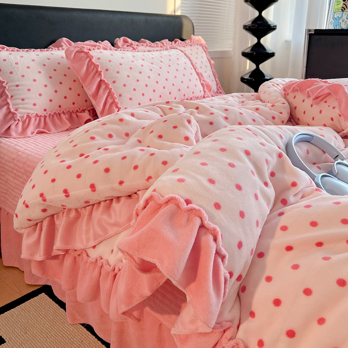 91家纺网 家纺一手货源 找家纺 富米莱（原臻工厂） 2025新款热卖舒适大宽花边牛奶绒床盖床裙四件套 爆款大花边-奶油粉点点