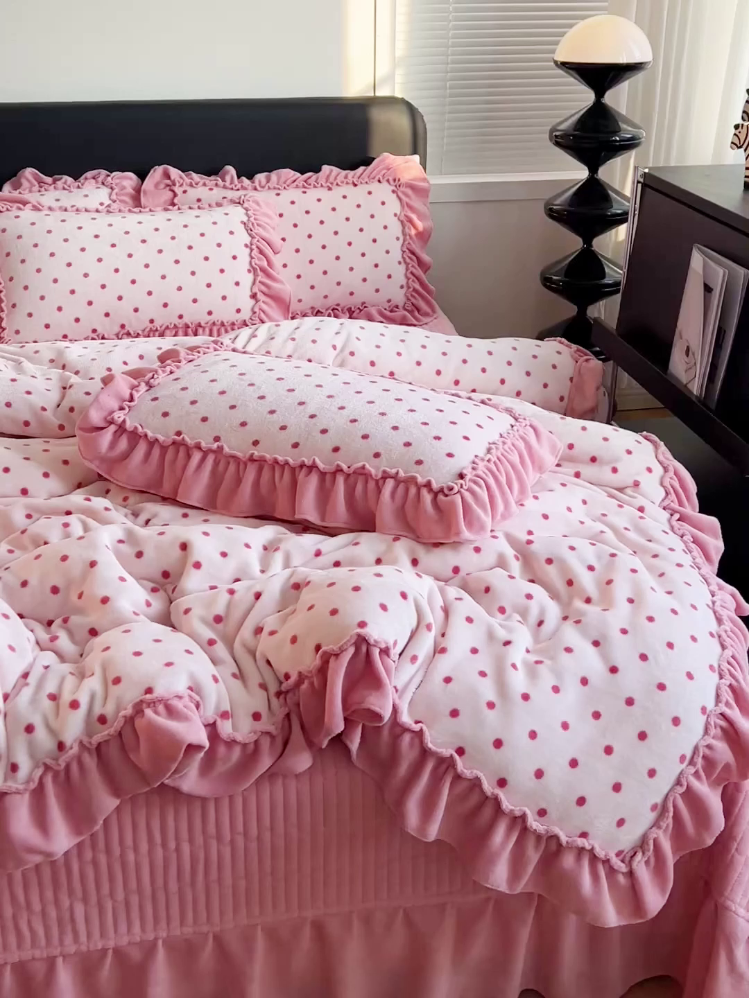 91家纺网 家纺一手货源 找家纺 富米莱（原臻工厂） 2025新款热卖舒适大宽花边牛奶绒床盖床裙四件套 爆款大花边-奶油粉点点