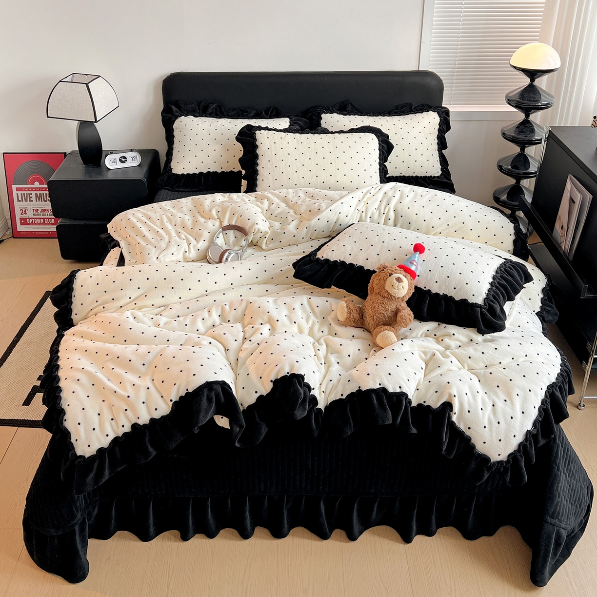 91家纺网 家纺一手货源 找家纺 富米莱（原臻工厂） 2025新款热卖舒适大宽花边牛奶绒床盖床裙四件套 爆款大花边-奶油黑点点