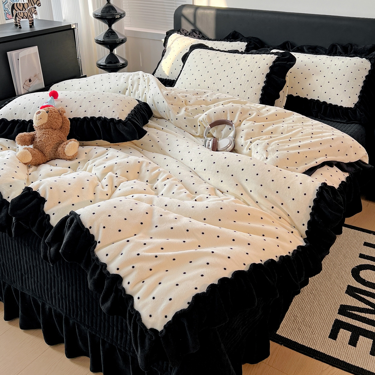 91家纺网 家纺一手货源 找家纺 富米莱（原臻工厂） 2025新款热卖舒适大宽花边牛奶绒床盖床裙四件套 爆款大花边-奶油黑点点