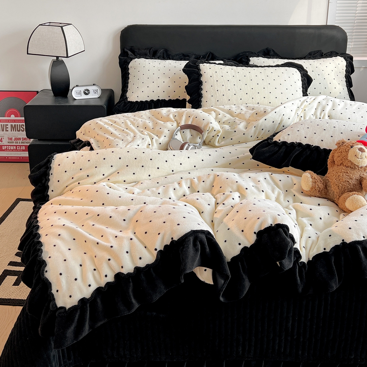 91家纺网 家纺一手货源 找家纺 富米莱（原臻工厂） 2025新款热卖舒适大宽花边牛奶绒床盖床裙四件套 爆款大花边-奶油黑点点