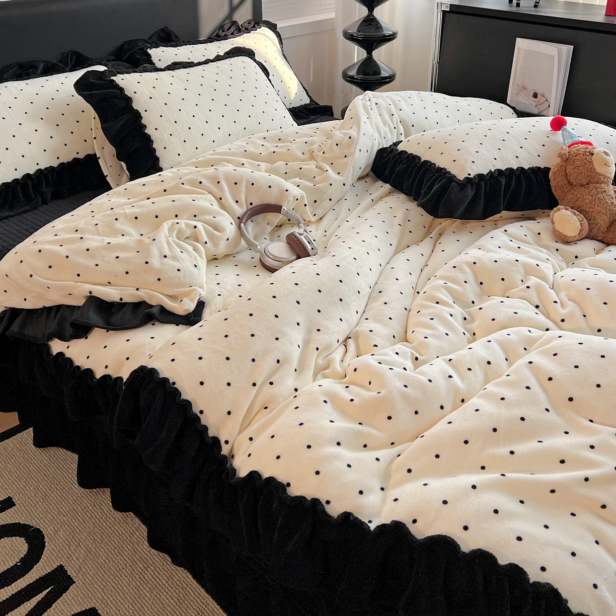 91家纺网 家纺一手货源 找家纺 富米莱（原臻工厂） 2025新款热卖舒适大宽花边牛奶绒床盖床裙四件套 爆款大花边-奶油黑点点