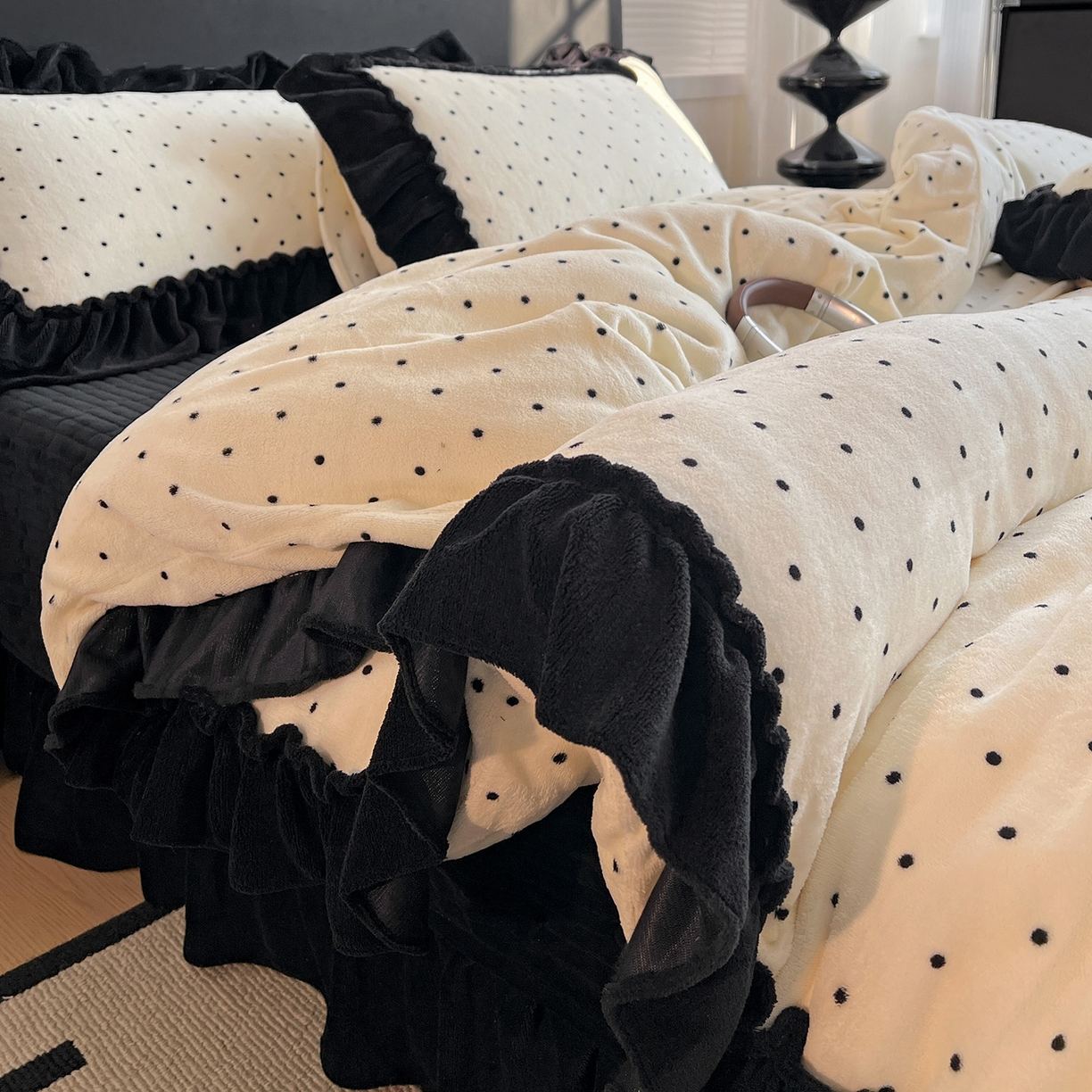 91家纺网 家纺一手货源 找家纺 富米莱（原臻工厂） 2025新款热卖舒适大宽花边牛奶绒床盖床裙四件套 爆款大花边-奶油黑点点