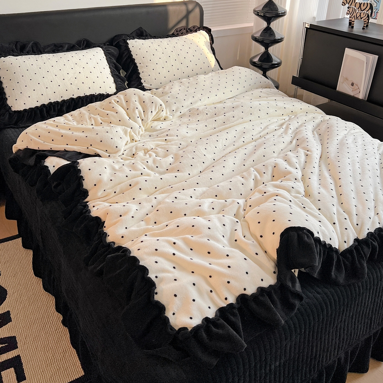 91家纺网 家纺一手货源 找家纺 富米莱（原臻工厂） 2025新款热卖舒适大宽花边牛奶绒床盖床裙四件套 爆款大花边-奶油黑点点