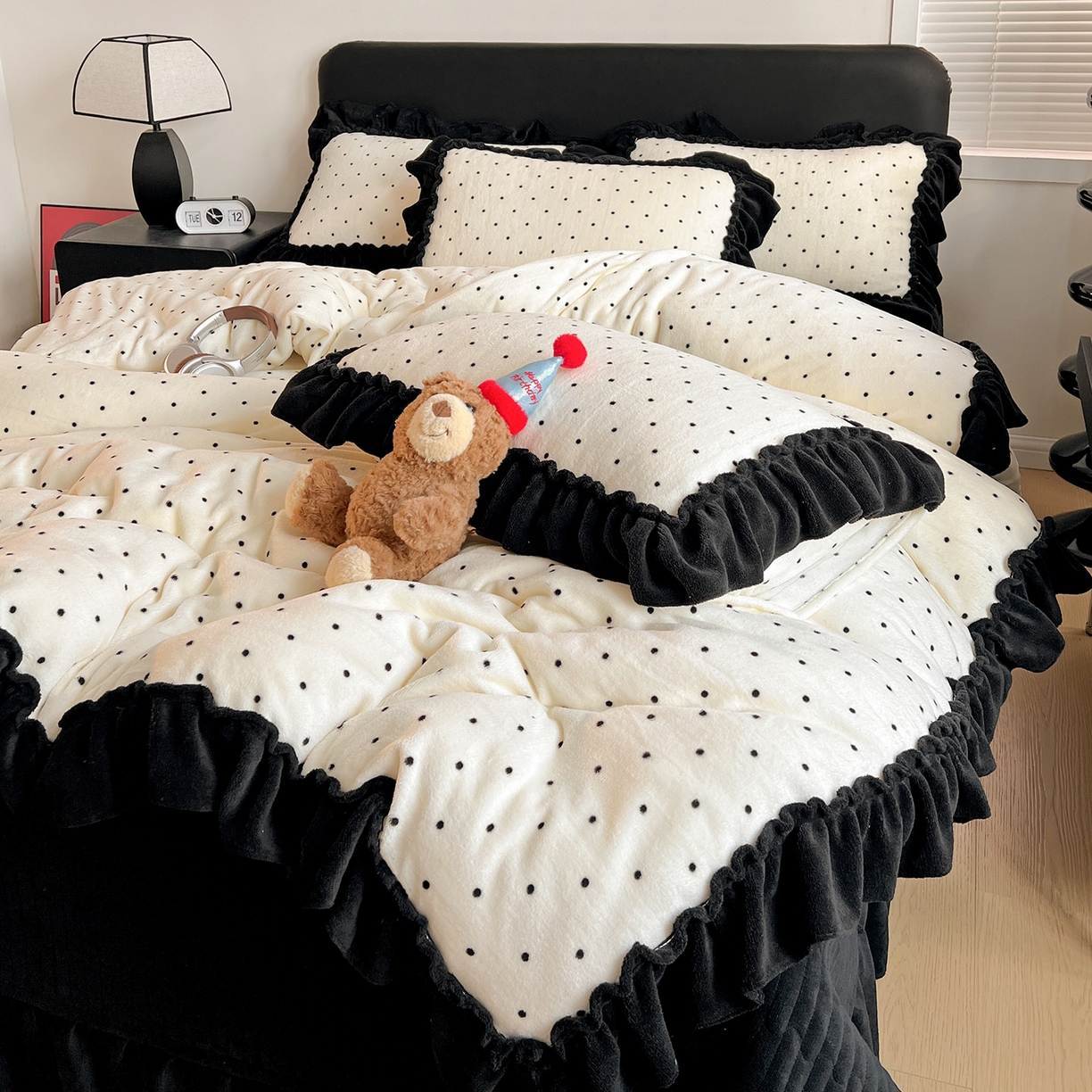 91家纺网 家纺一手货源 找家纺 富米莱（原臻工厂） 2025新款热卖舒适大宽花边牛奶绒床盖床裙四件套 爆款大花边-奶油黑点点