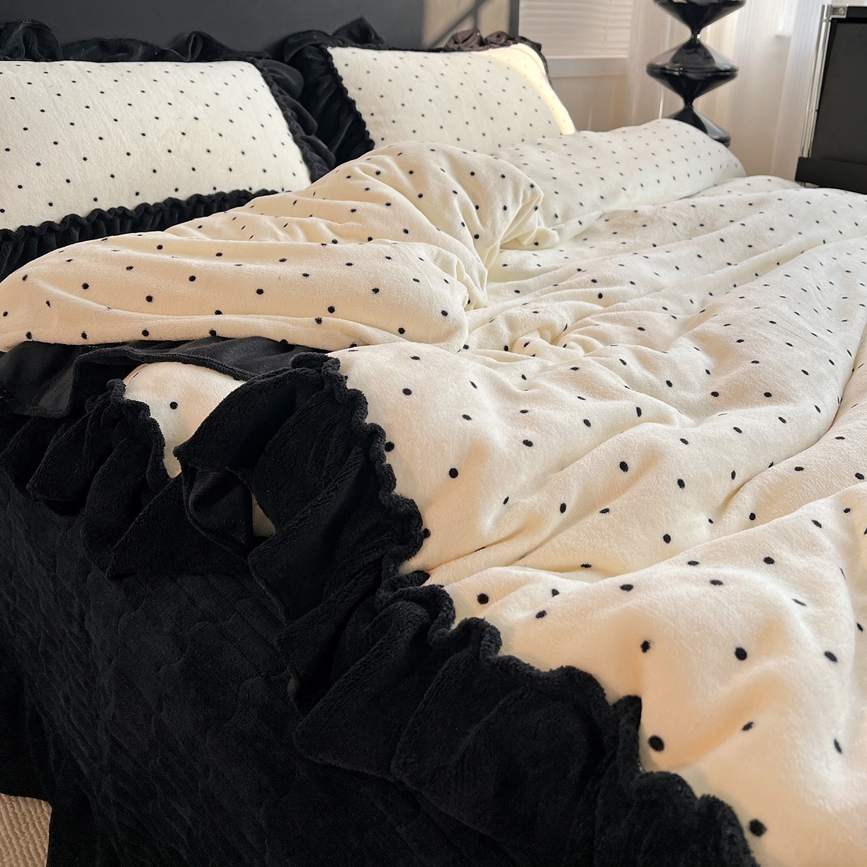 91家纺网 家纺一手货源 找家纺 富米莱（原臻工厂） 2025新款热卖舒适大宽花边牛奶绒床盖床裙四件套 爆款大花边-奶油黑点点