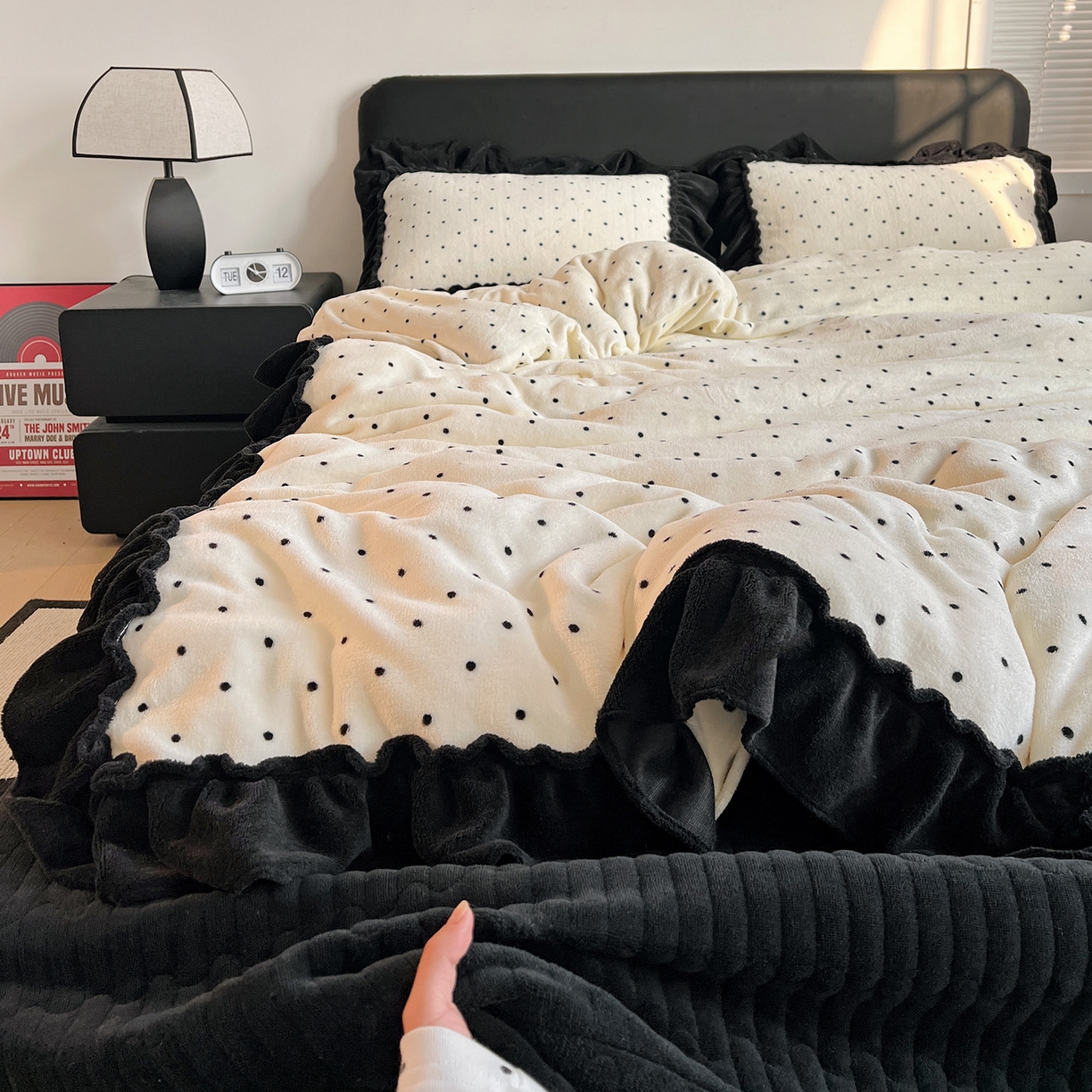 91家纺网 家纺一手货源 找家纺 富米莱（原臻工厂） 2025新款热卖舒适大宽花边牛奶绒床盖床裙四件套 爆款大花边-奶油黑点点