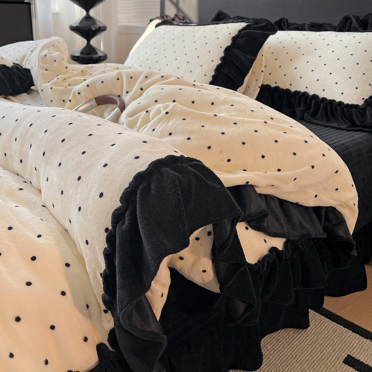 91家纺网 家纺一手货源 找家纺 富米莱（原臻工厂） 2025新款热卖舒适大宽花边牛奶绒床盖床裙四件套 爆款大花边-奶油黑点点