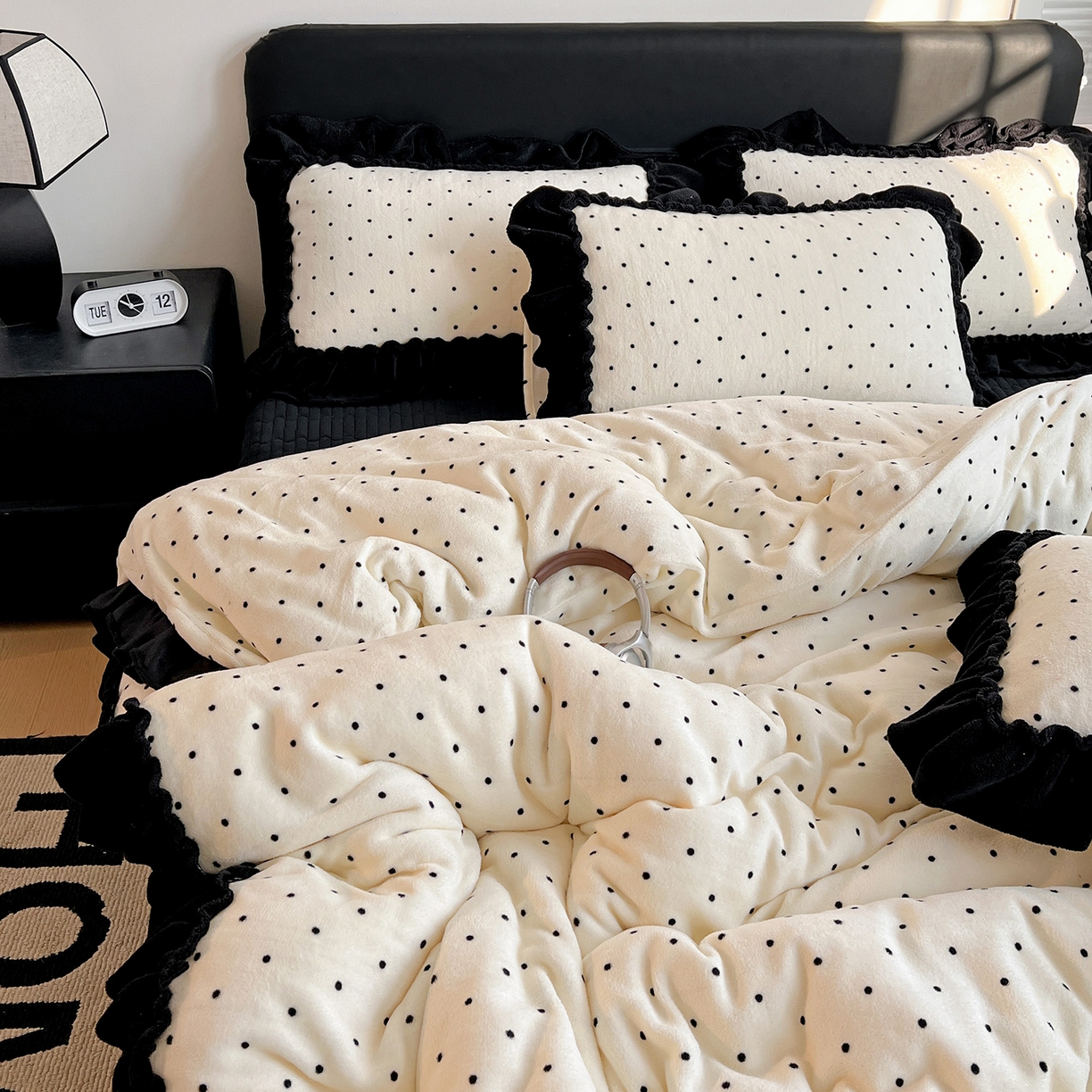 91家纺网 家纺一手货源 找家纺 富米莱（原臻工厂） 2025新款热卖舒适大宽花边牛奶绒床盖床裙四件套 爆款大花边-奶油黑点点