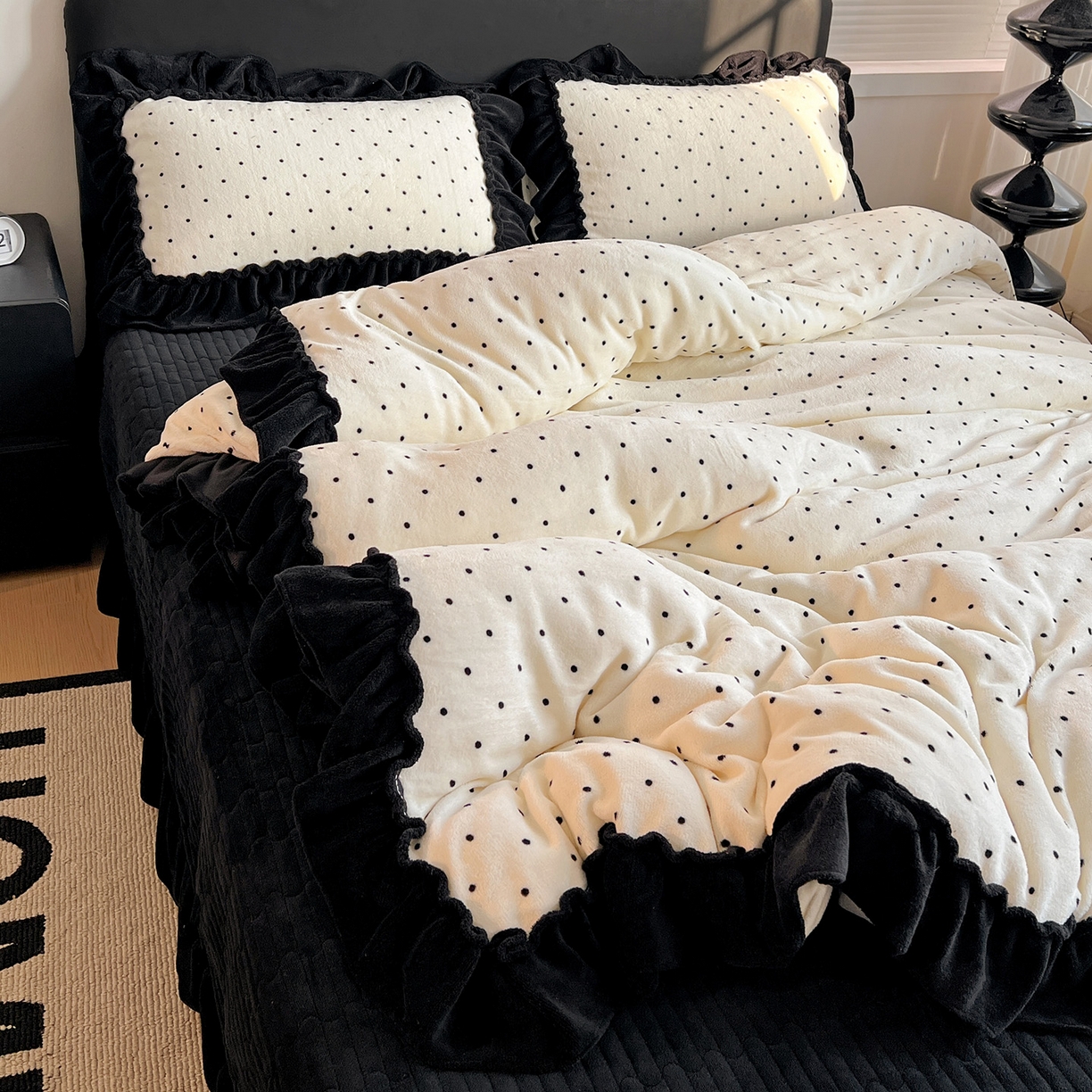 91家纺网 家纺一手货源 找家纺 富米莱（原臻工厂） 2025新款热卖舒适大宽花边牛奶绒床盖床裙四件套 爆款大花边-奶油黑点点