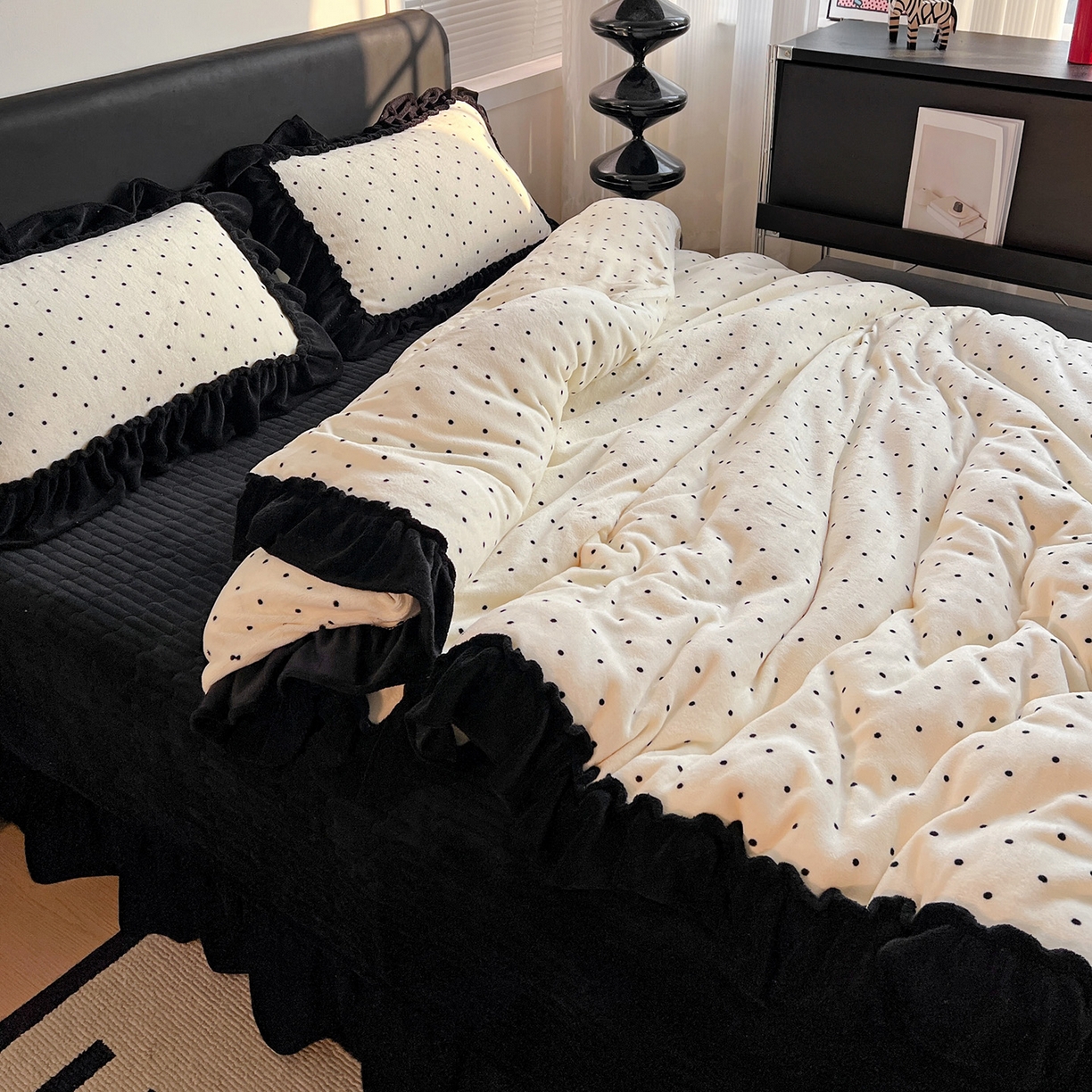 91家纺网 家纺一手货源 找家纺 富米莱（原臻工厂） 2025新款热卖舒适大宽花边牛奶绒床盖床裙四件套 爆款大花边-奶油黑点点