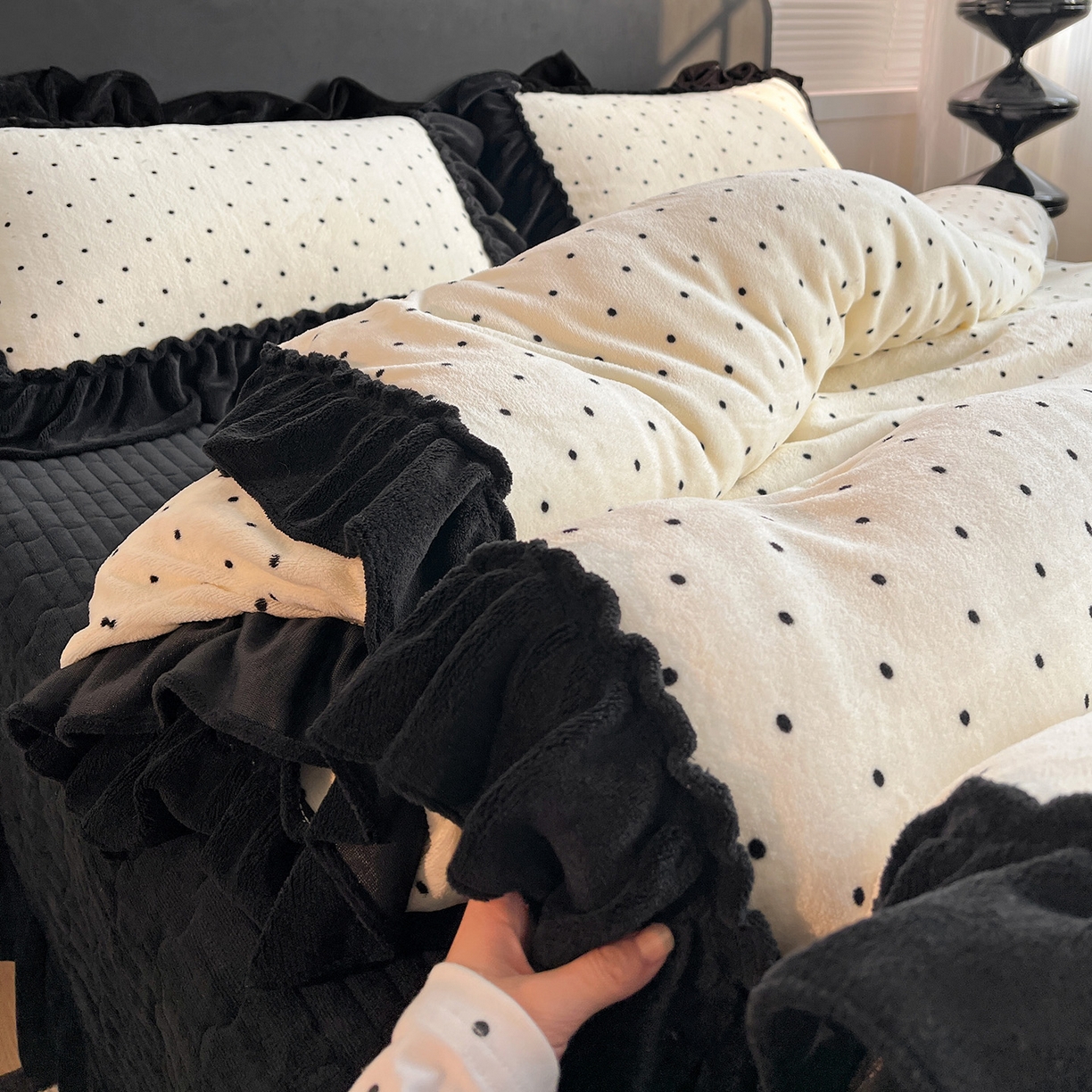 91家纺网 家纺一手货源 找家纺 富米莱（原臻工厂） 2025新款热卖舒适大宽花边牛奶绒床盖床裙四件套 爆款大花边-奶油黑点点