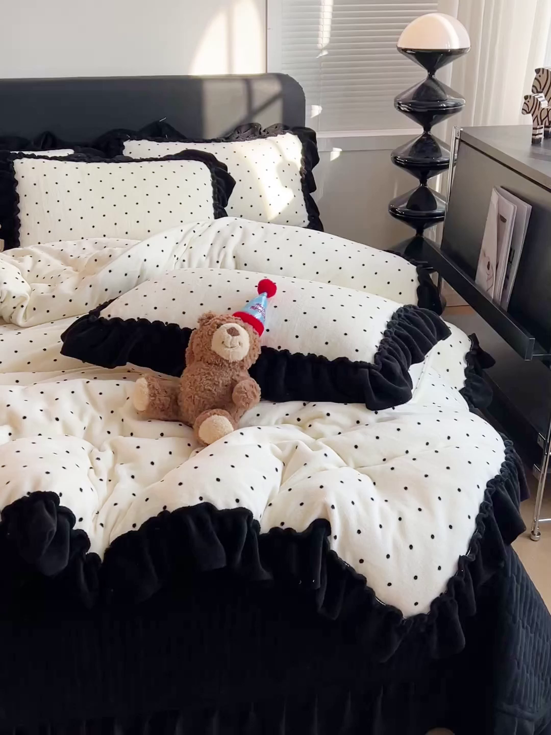 91家纺网 家纺一手货源 找家纺 富米莱（原臻工厂） 2025新款热卖舒适大宽花边牛奶绒床盖床裙四件套 爆款大花边-奶油黑点点