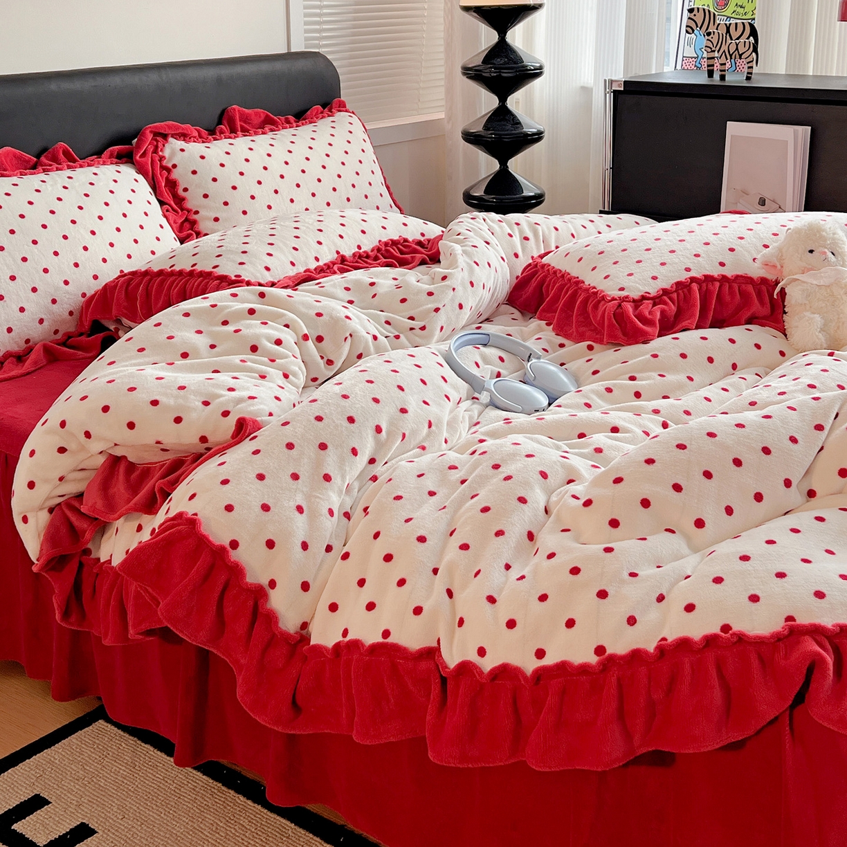 91家纺网 家纺一手货源 找家纺 富米莱（原臻工厂） 2025新款热卖舒适大宽花边牛奶绒床盖床裙四件套 爆款大花边-奶油红点点