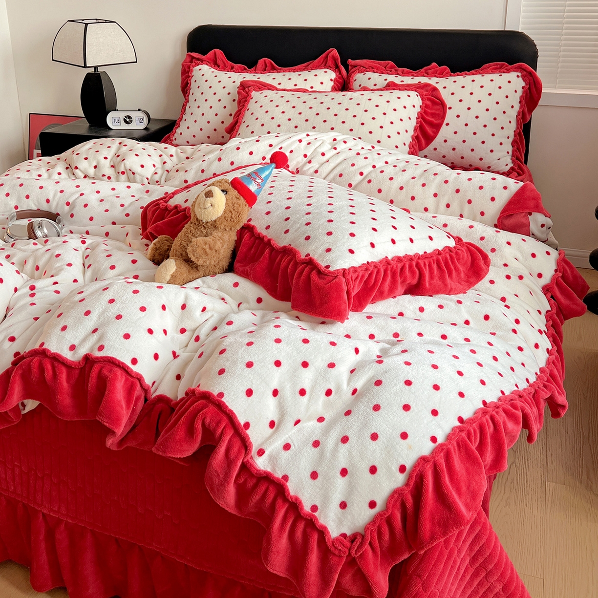 91家纺网 家纺一手货源 找家纺 富米莱（原臻工厂） 2025新款热卖舒适大宽花边牛奶绒床盖床裙四件套 爆款大花边-奶油红点点