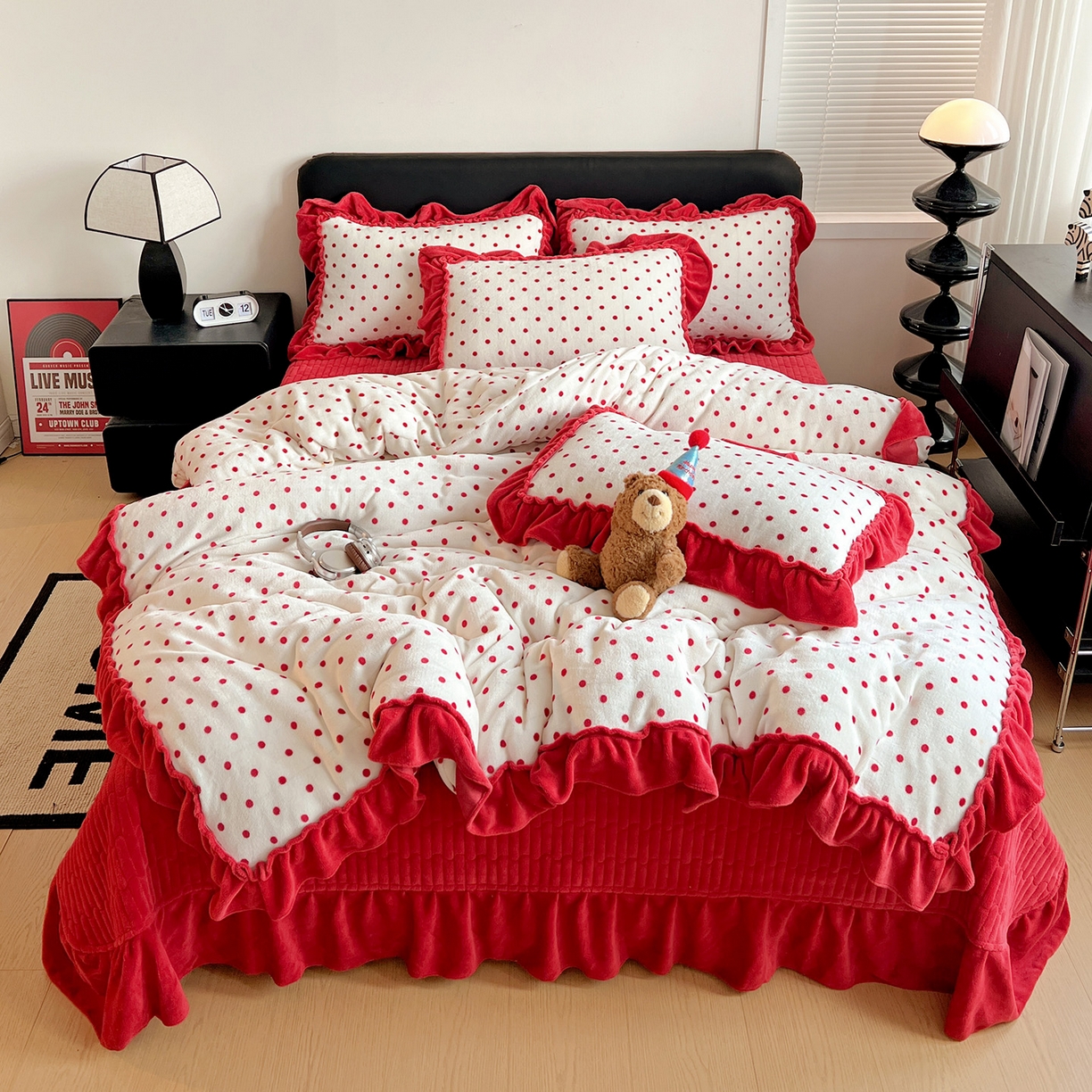 91家纺网 家纺一手货源 找家纺 富米莱（原臻工厂） 2025新款热卖舒适大宽花边牛奶绒床盖床裙四件套 爆款大花边-奶油红点点