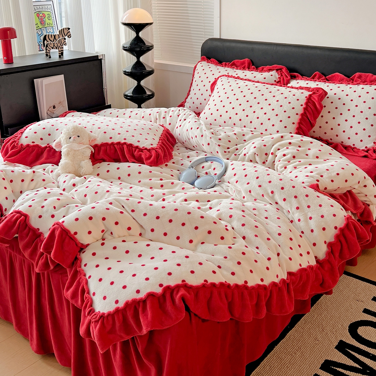 91家纺网 家纺一手货源 找家纺 富米莱（原臻工厂） 2025新款热卖舒适大宽花边牛奶绒床盖床裙四件套 爆款大花边-奶油红点点