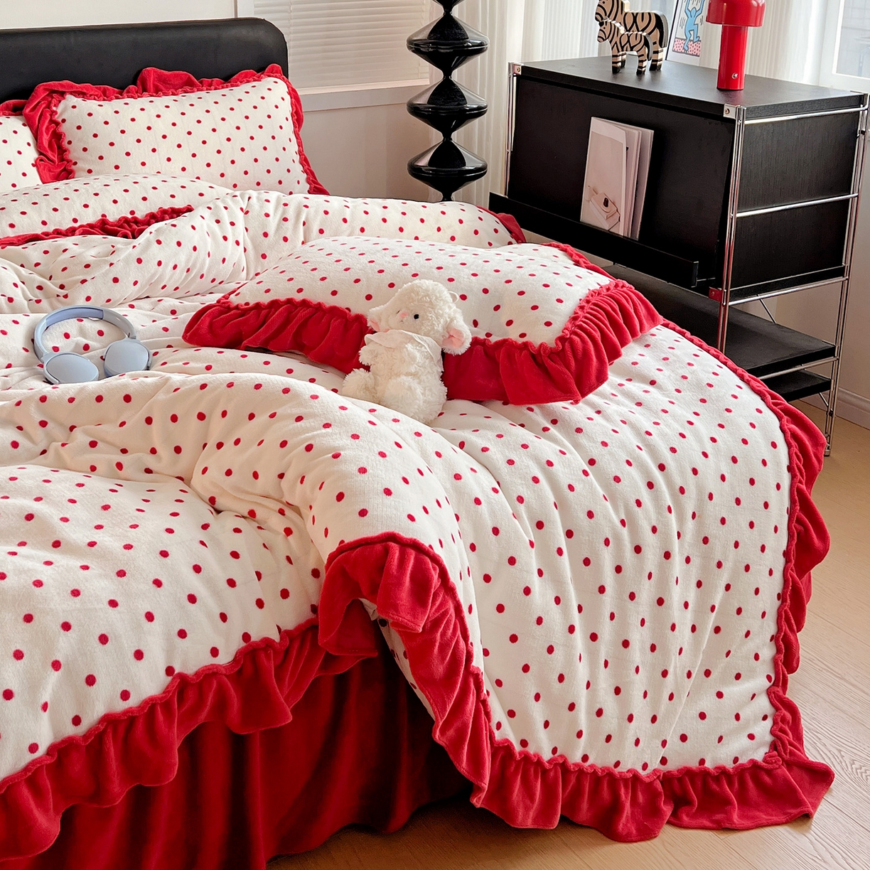 91家纺网 家纺一手货源 找家纺 富米莱（原臻工厂） 2025新款热卖舒适大宽花边牛奶绒床盖床裙四件套 爆款大花边-奶油红点点