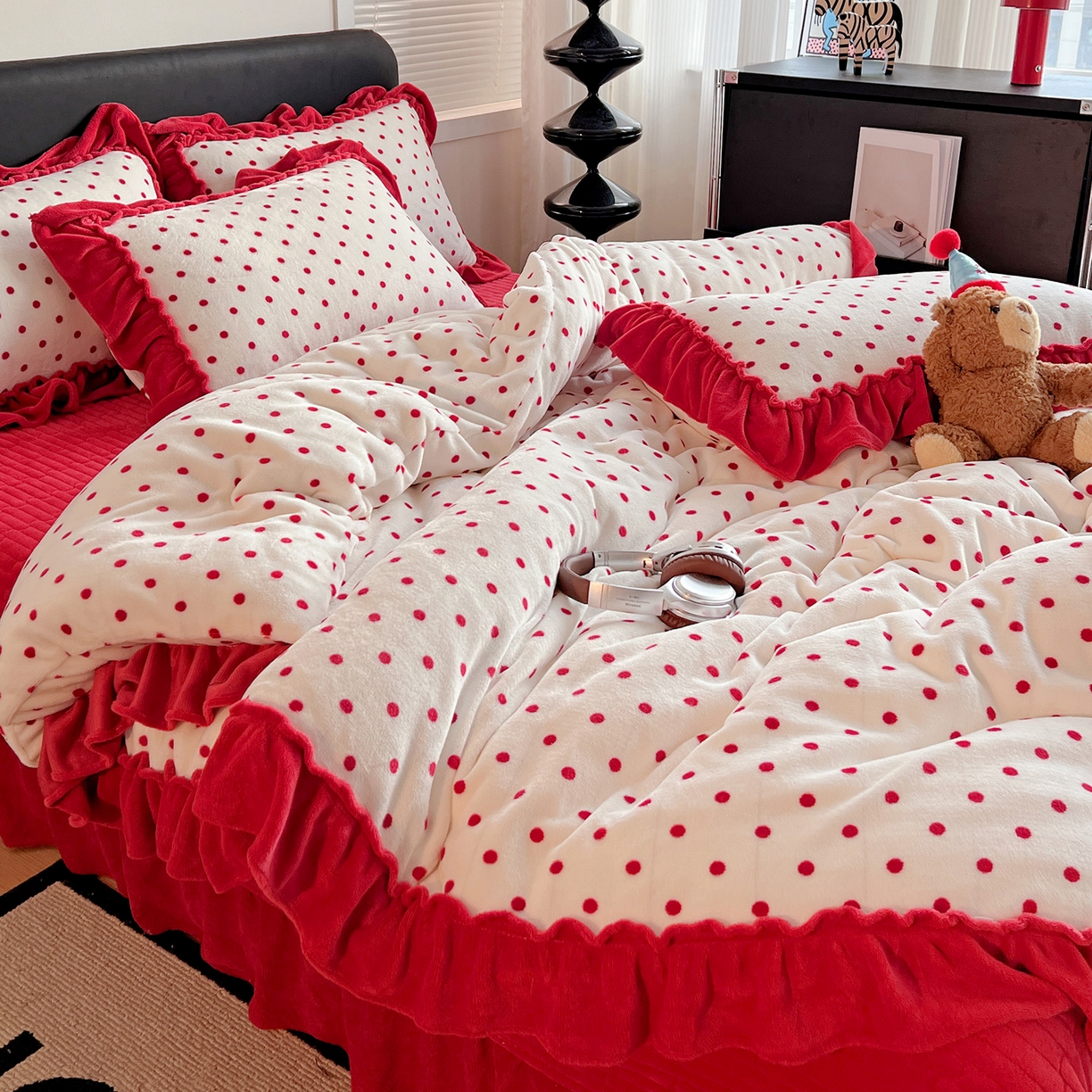 91家纺网 家纺一手货源 找家纺 富米莱（原臻工厂） 2025新款热卖舒适大宽花边牛奶绒床盖床裙四件套 爆款大花边-奶油红点点