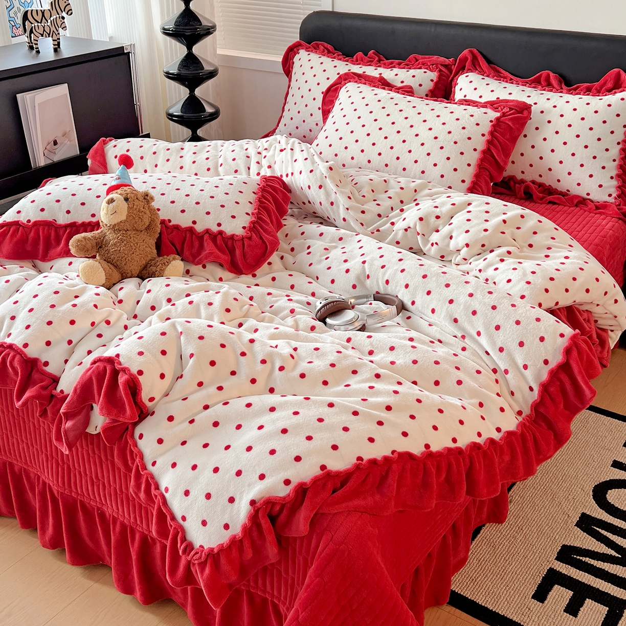 91家纺网 家纺一手货源 找家纺 富米莱（原臻工厂） 2025新款热卖舒适大宽花边牛奶绒床盖床裙四件套 爆款大花边-奶油红点点