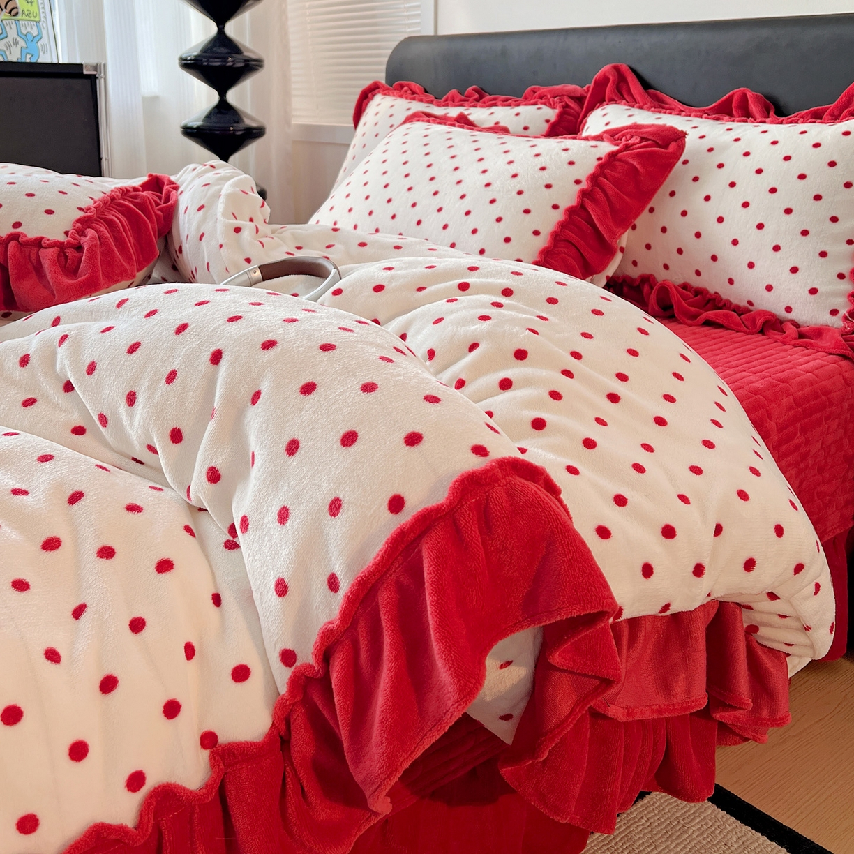 91家纺网 家纺一手货源 找家纺 富米莱（原臻工厂） 2025新款热卖舒适大宽花边牛奶绒床盖床裙四件套 爆款大花边-奶油红点点