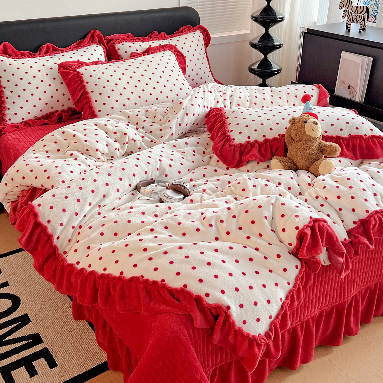 91家纺网 家纺一手货源 找家纺 富米莱（原臻工厂） 2025新款热卖舒适大宽花边牛奶绒床盖床裙四件套 爆款大花边-奶油红点点