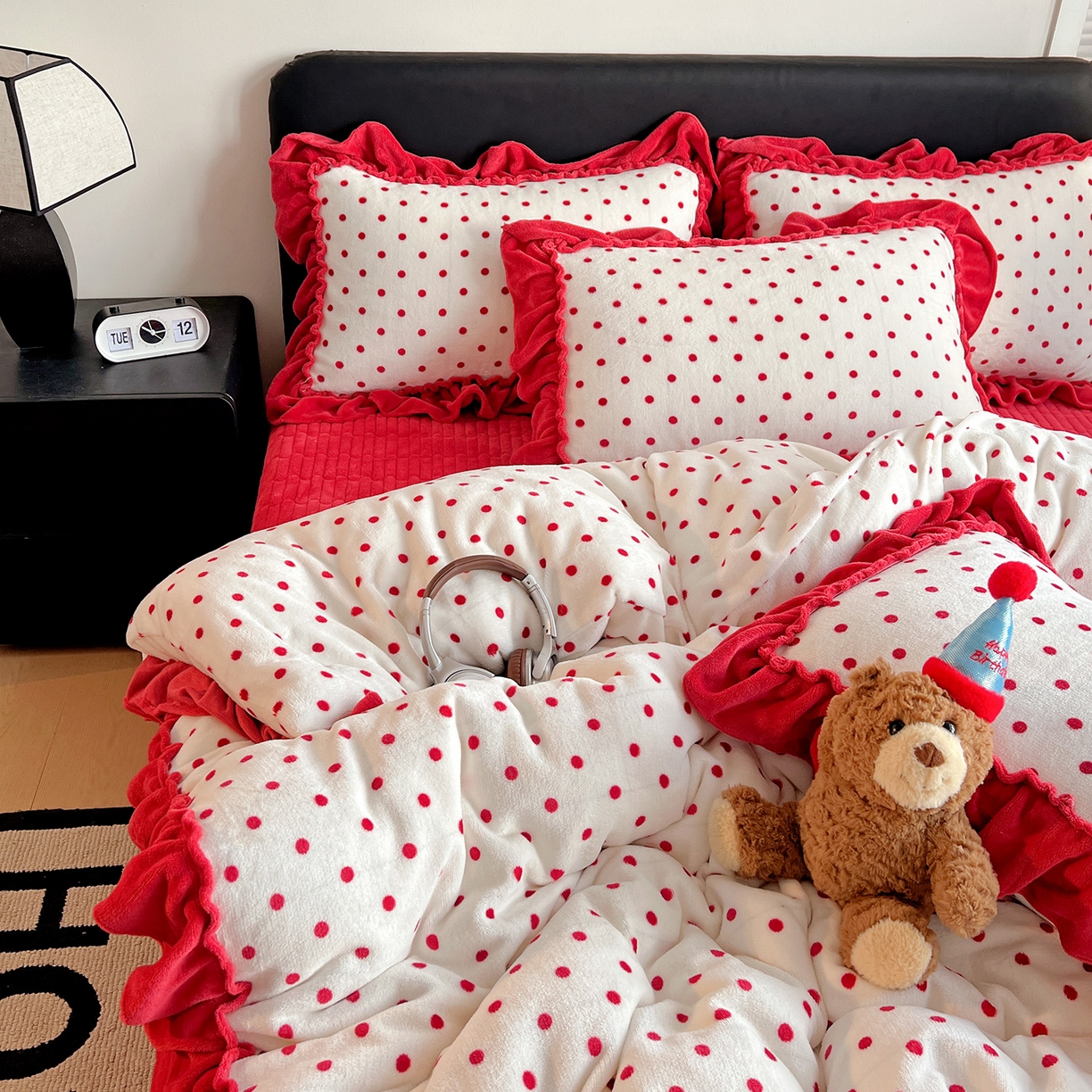 91家纺网 家纺一手货源 找家纺 富米莱（原臻工厂） 2025新款热卖舒适大宽花边牛奶绒床盖床裙四件套 爆款大花边-奶油红点点