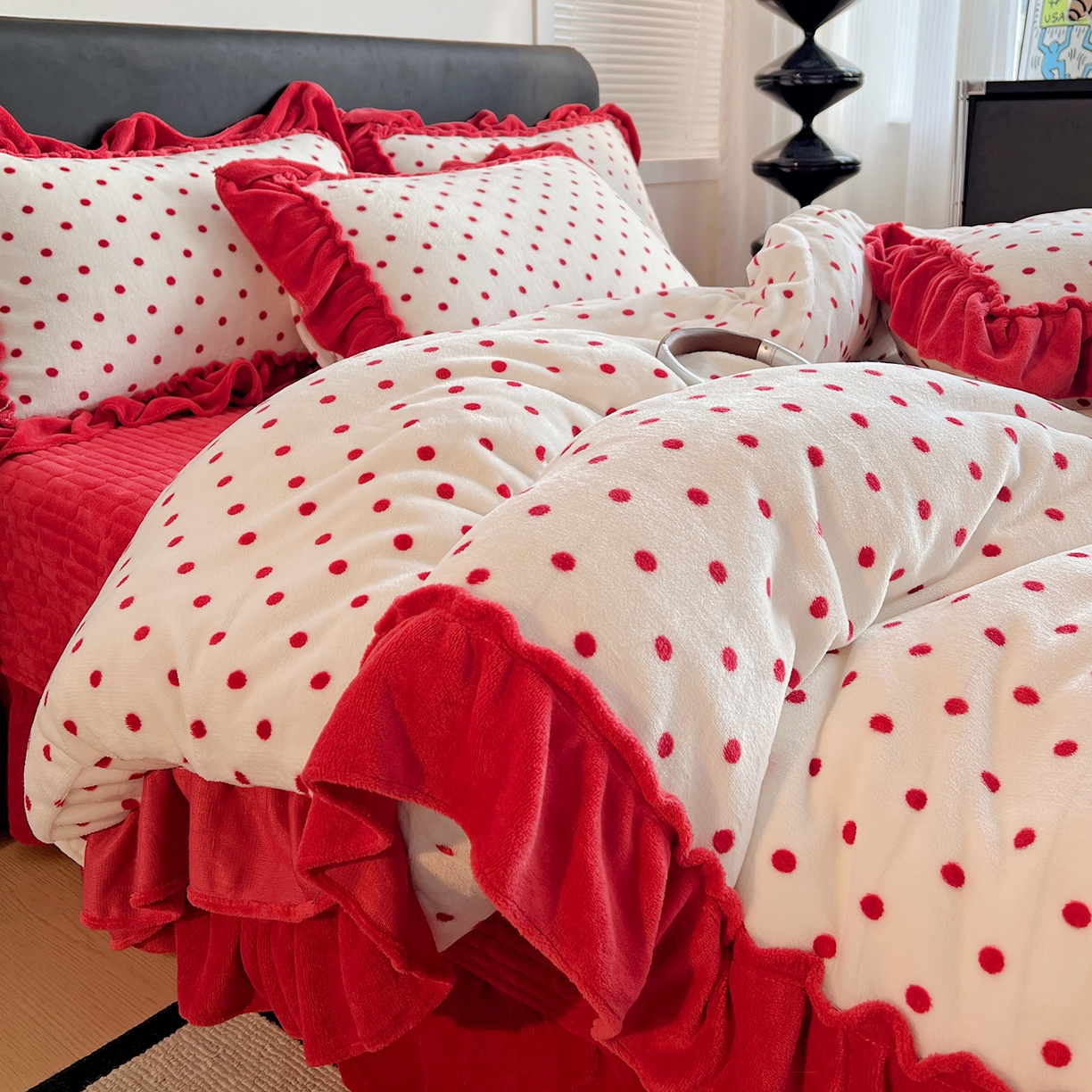 91家纺网 家纺一手货源 找家纺 富米莱（原臻工厂） 2025新款热卖舒适大宽花边牛奶绒床盖床裙四件套 爆款大花边-奶油红点点