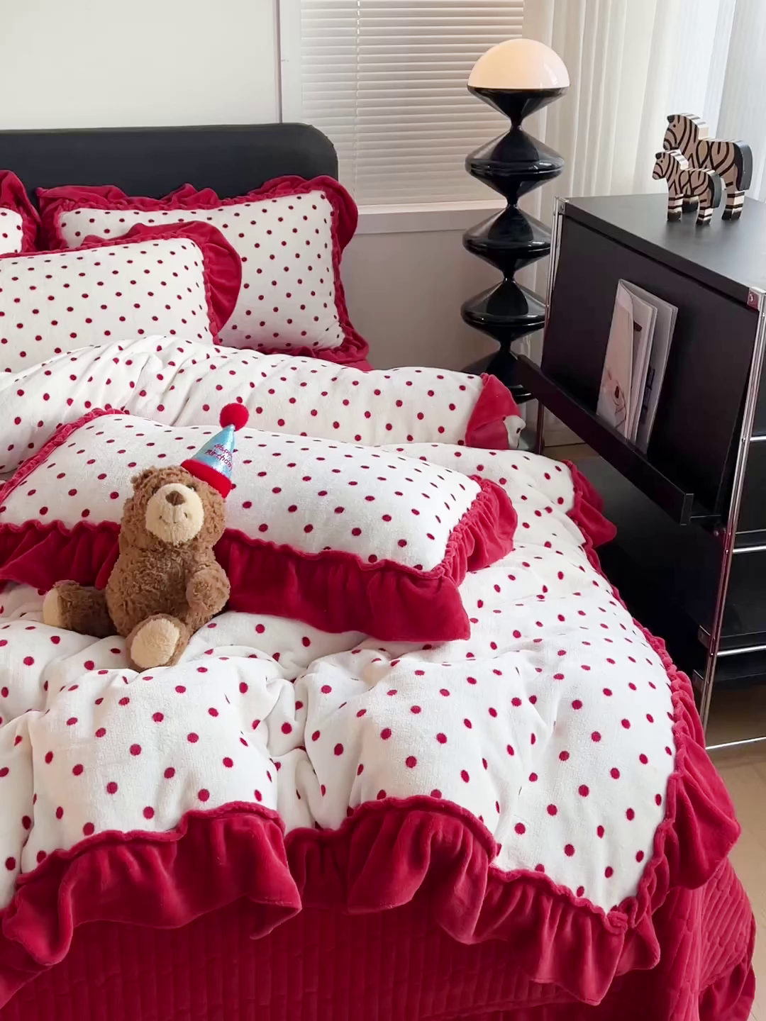 91家纺网 家纺一手货源 找家纺 富米莱（原臻工厂） 2025新款热卖舒适大宽花边牛奶绒床盖床裙四件套 爆款大花边-奶油红点点