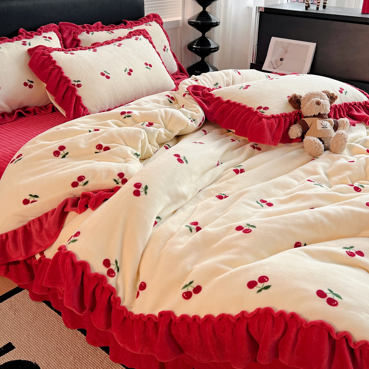 91家纺网 家纺一手货源 找家纺 富米莱（原臻工厂） 2025新款热卖舒适大宽花边牛奶绒床盖床裙四件套 爆款大花边-奶油红樱桃