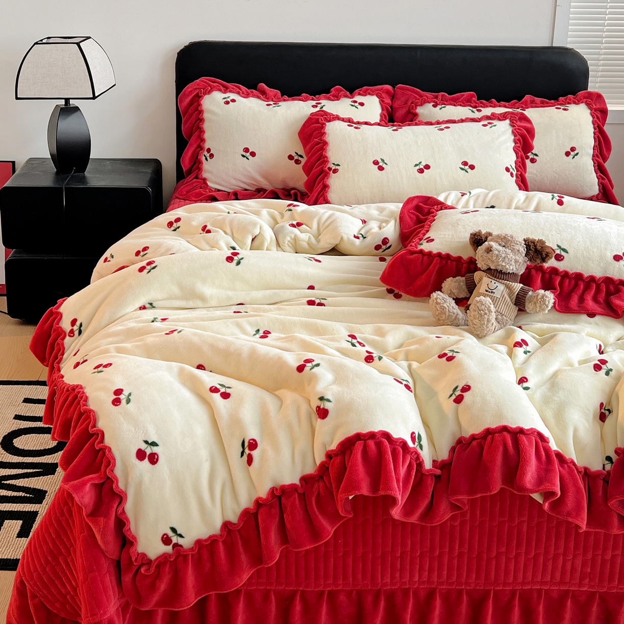 91家纺网 家纺一手货源 找家纺 富米莱（原臻工厂） 2025新款热卖舒适大宽花边牛奶绒床盖床裙四件套 爆款大花边-奶油红樱桃