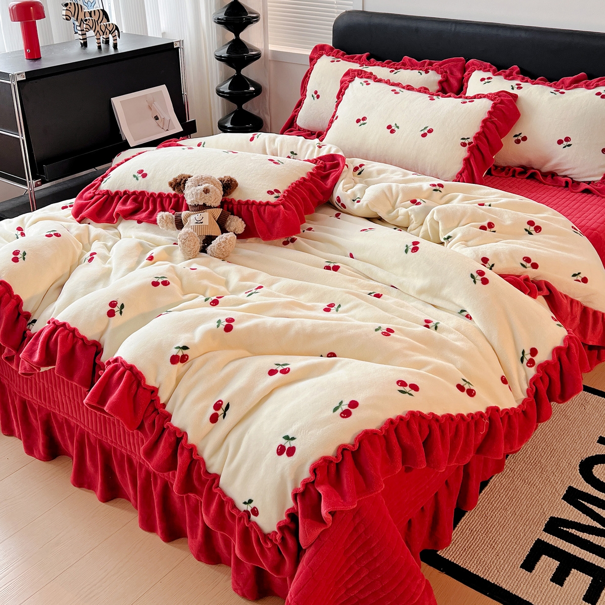 91家纺网 家纺一手货源 找家纺 富米莱（原臻工厂） 2025新款热卖舒适大宽花边牛奶绒床盖床裙四件套 爆款大花边-奶油红樱桃