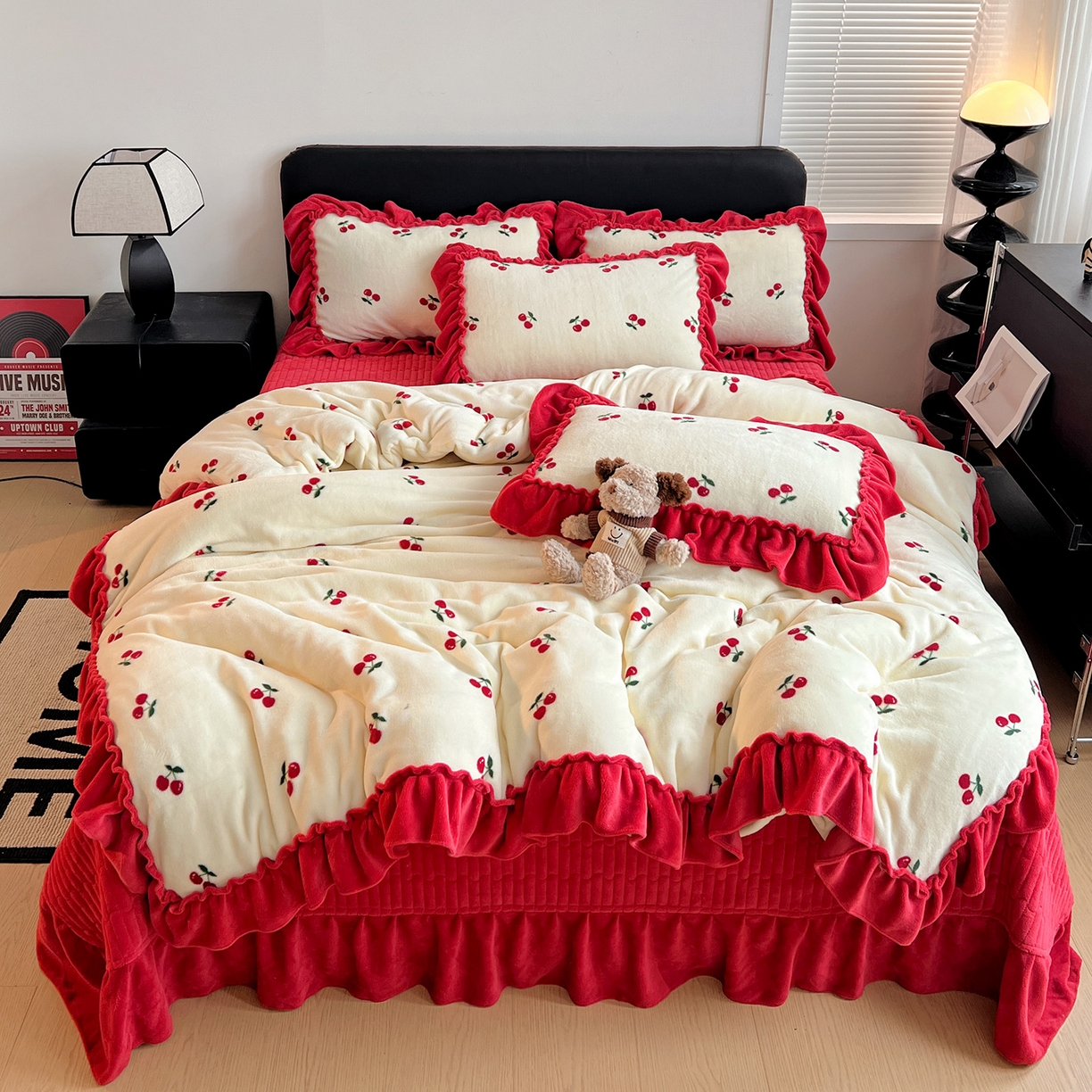 91家纺网 家纺一手货源 找家纺 富米莱（原臻工厂） 2025新款热卖舒适大宽花边牛奶绒床盖床裙四件套 爆款大花边-奶油红樱桃
