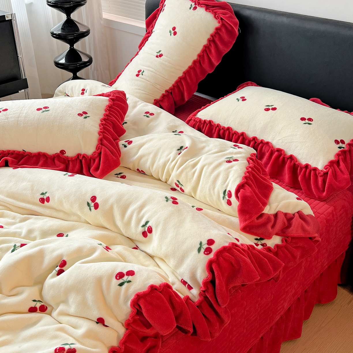 91家纺网 家纺一手货源 找家纺 富米莱（原臻工厂） 2025新款热卖舒适大宽花边牛奶绒床盖床裙四件套 爆款大花边-奶油红樱桃